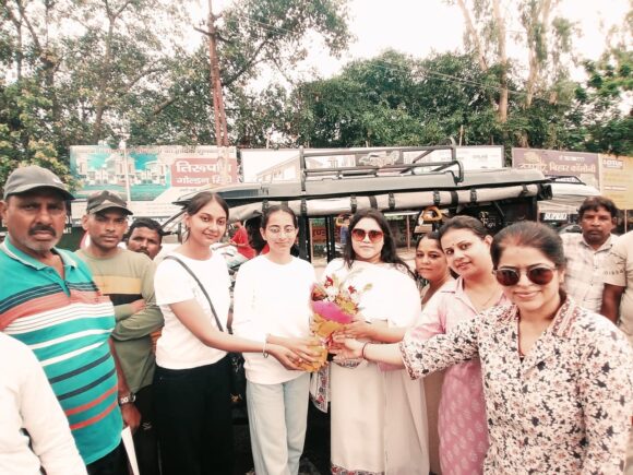 नेकी की दीवार सामाजिक संस्था द्वारा आयोजित ई-रिक्शा चालकों के जागरूकता अभियान का अनुष्री भारद्वाज ने किया शुभारंभ