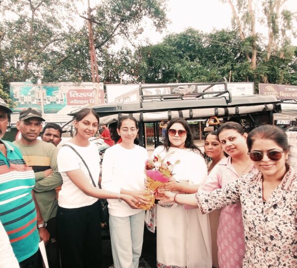 नेकी की दीवार सामाजिक संस्था द्वारा आयोजित ई-रिक्शा चालकों के जागरूकता अभियान का अनुष्री भारद्वाज ने किया शुभारंभ