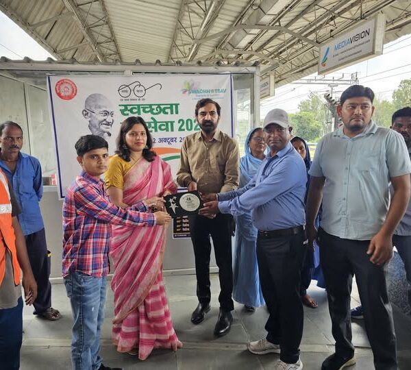 जीआरपी और नेकी की दीवार संस्था ने चलाया स्वच्छता अभियान पीलीभीत।