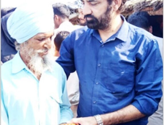 जरूरतमंद लोगों को शारदा के तटवर्तीय स्थान पर जरूरतमंद लोगों में राहत सामग्री वितरित की गई