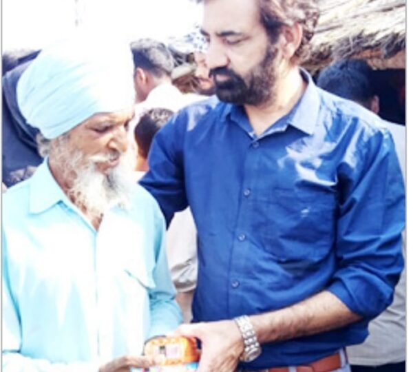 जरूरतमंद लोगों को शारदा के तटवर्तीय स्थान पर जरूरतमंद लोगों में राहत सामग्री वितरित की गई