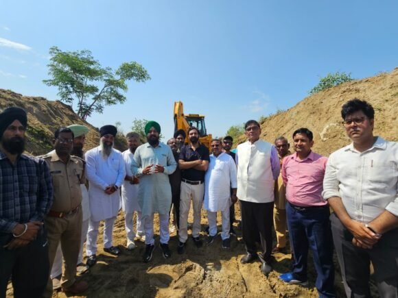 गोमती उद्गम स्थान पर चलाए जा रहा स्वच्छता अभियान नेकी की दीवार