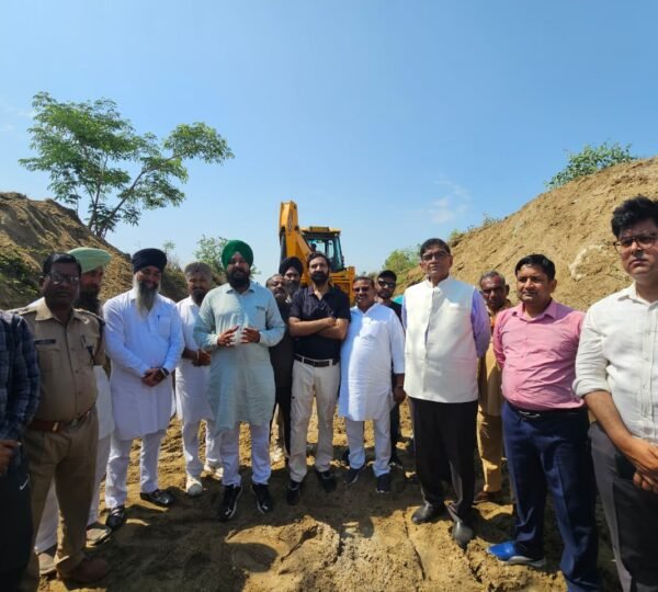गोमती उद्गम स्थान पर चलाए जा रहा स्वच्छता अभियान नेकी की दीवार