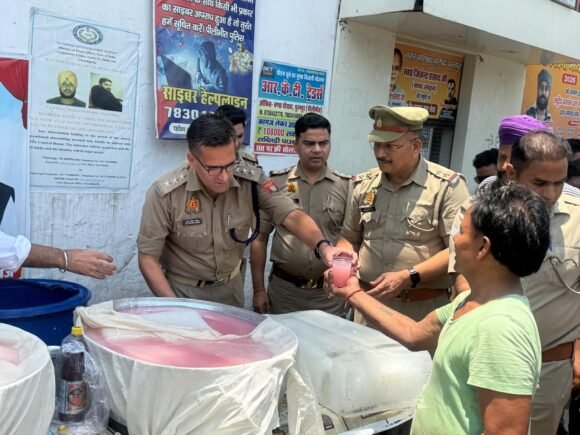 गर्मी में राहत: नेकी की दीवार ने कोतवाली पूरनपुर के पास शरबत वितरण कार्यक्रम किया आयोजित