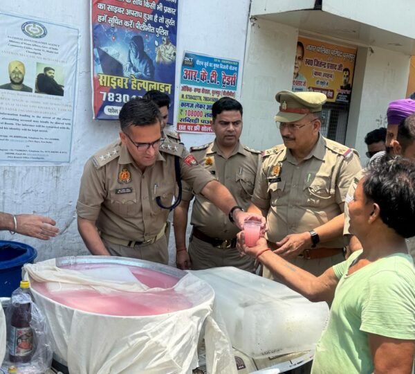 गर्मी में राहत: नेकी की दीवार ने कोतवाली पूरनपुर के पास शरबत वितरण कार्यक्रम किया आयोजित