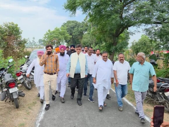 जिलाधिकारी महोदय के सहयोग से चल रहा गोमती नदी को आवरण बहने का कार्य