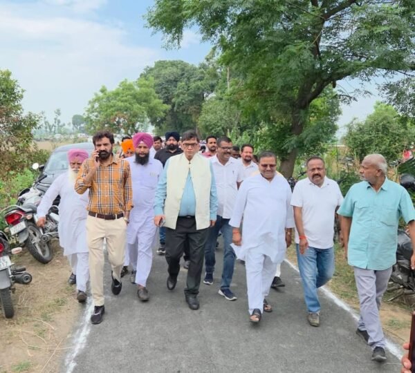 जिलाधिकारी महोदय के सहयोग से चल रहा गोमती नदी को आवरण बहने का कार्य