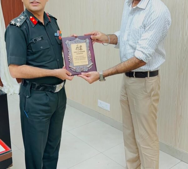 संस्था के पदाधिकारियो द्वारा रेजीमेंट के ब्रैगडियर से मुलाक़ात